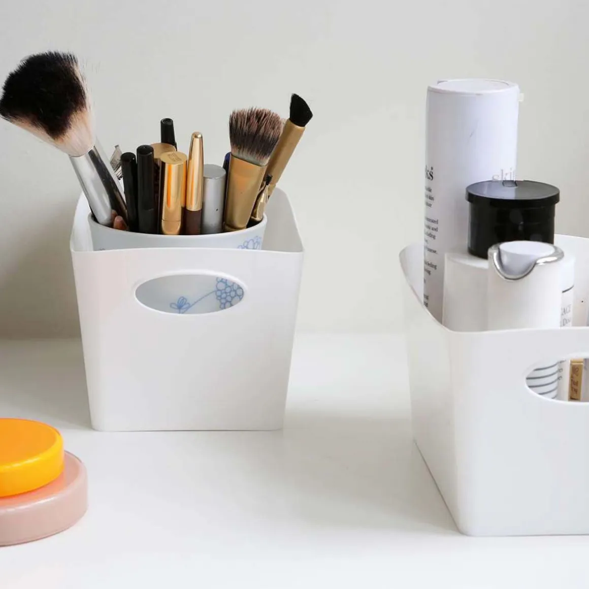 Bac de rangement en plastique blanc