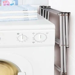 Séchoir à linge extensible en acier inoxydable.